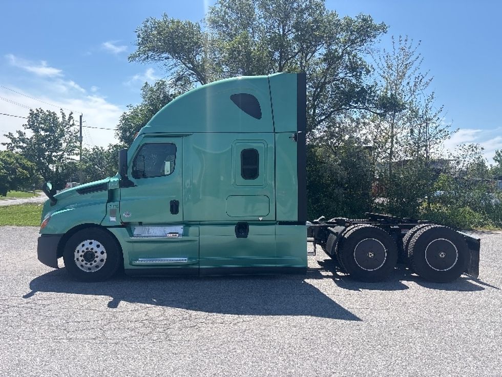 Sleeper Tractor-Heavy Duty Tractors-Freightliner-2023-T12664ST-Ottawa-ON-1,340,585\n\t\tkm-$ 67,750 - Image 4