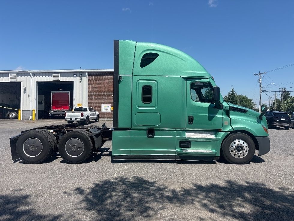 Sleeper Tractor-Heavy Duty Tractors-Freightliner-2023-T12664ST-Ottawa-ON-1,340,585\n\t\tkm-$ 67,750 - Image 8