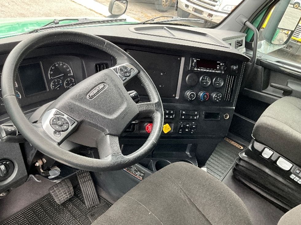 Sleeper Tractor-Heavy Duty Tractors-Freightliner-2023-T12664ST-Ottawa-ON-1,362,730\n\t\tkm-$ 66,750 - Image 10
