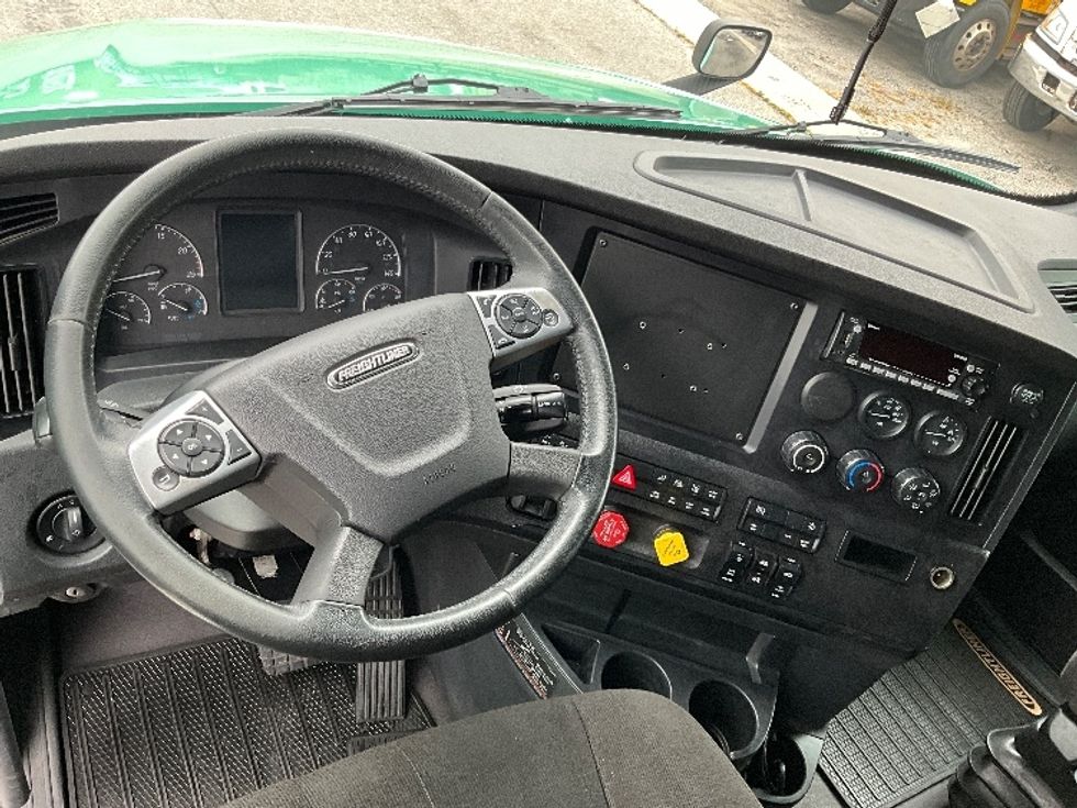 Sleeper Tractor-Heavy Duty Tractors-Freightliner-2023-T12664ST-Ottawa-ON-1,362,730\n\t\tkm-$ 66,750 - Image 11