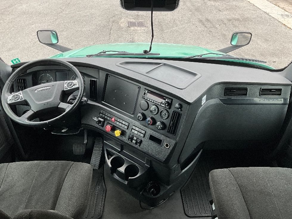 Sleeper Tractor-Heavy Duty Tractors-Freightliner-2023-T12664ST-Ottawa-ON-1,362,730\n\t\tkm-$ 66,750 - Image 12