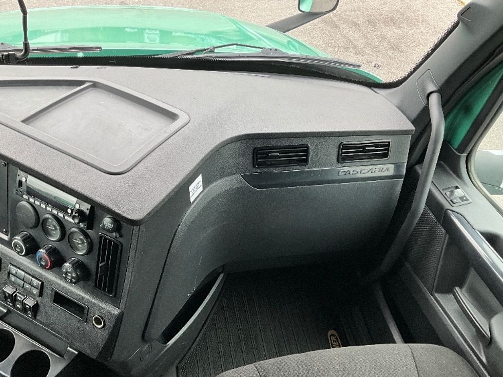 Sleeper Tractor-Heavy Duty Tractors-Freightliner-2023-T12664ST-Ottawa-ON-1,362,730\n\t\tkm-$ 66,750 - Image 14
