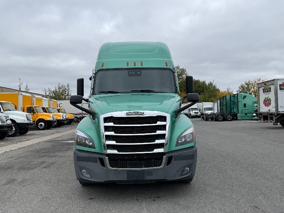 Sleeper Tractor-Heavy Duty Tractors-Freightliner-2023-T12664ST-Ottawa-ON-1,362,730\n\t\tkm-$ 66,750 - Image 2