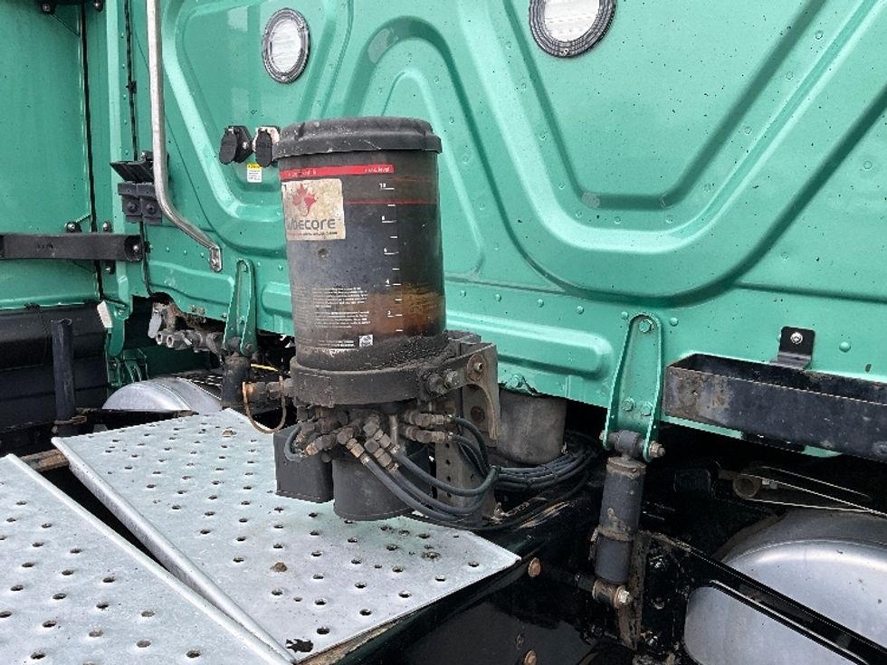 Sleeper Tractor-Heavy Duty Tractors-Freightliner-2023-T12664ST-Ottawa-ON-1,362,730\n\t\tkm-$ 66,750 - Image 22