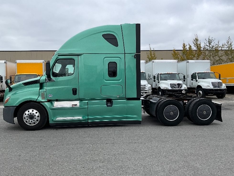 Sleeper Tractor-Heavy Duty Tractors-Freightliner-2023-T12664ST-Ottawa-ON-1,362,730\n\t\tkm-$ 66,750 - Image 4