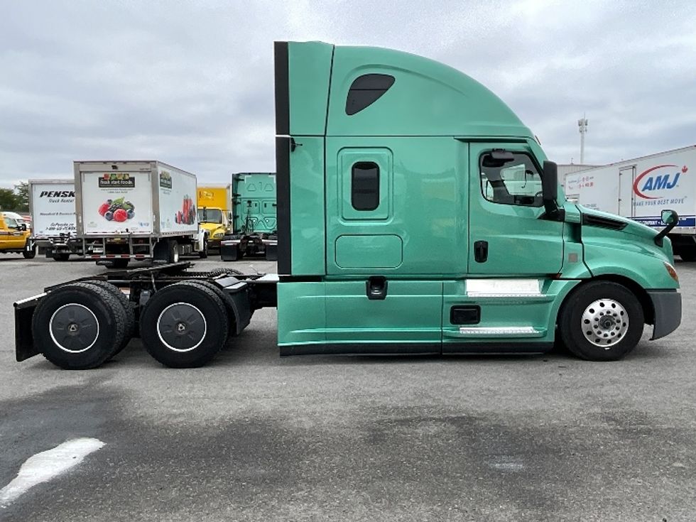Sleeper Tractor-Heavy Duty Tractors-Freightliner-2023-T12664ST-Ottawa-ON-1,362,730\n\t\tkm-$ 66,750 - Image 8