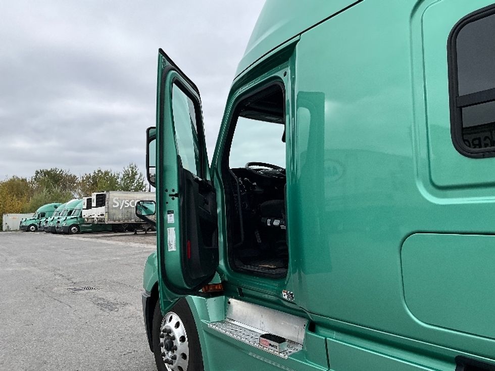 Sleeper Tractor-Heavy Duty Tractors-Freightliner-2023-T12664ST-Ottawa-ON-1,362,730\n\t\tkm-$ 66,750 - Image 9