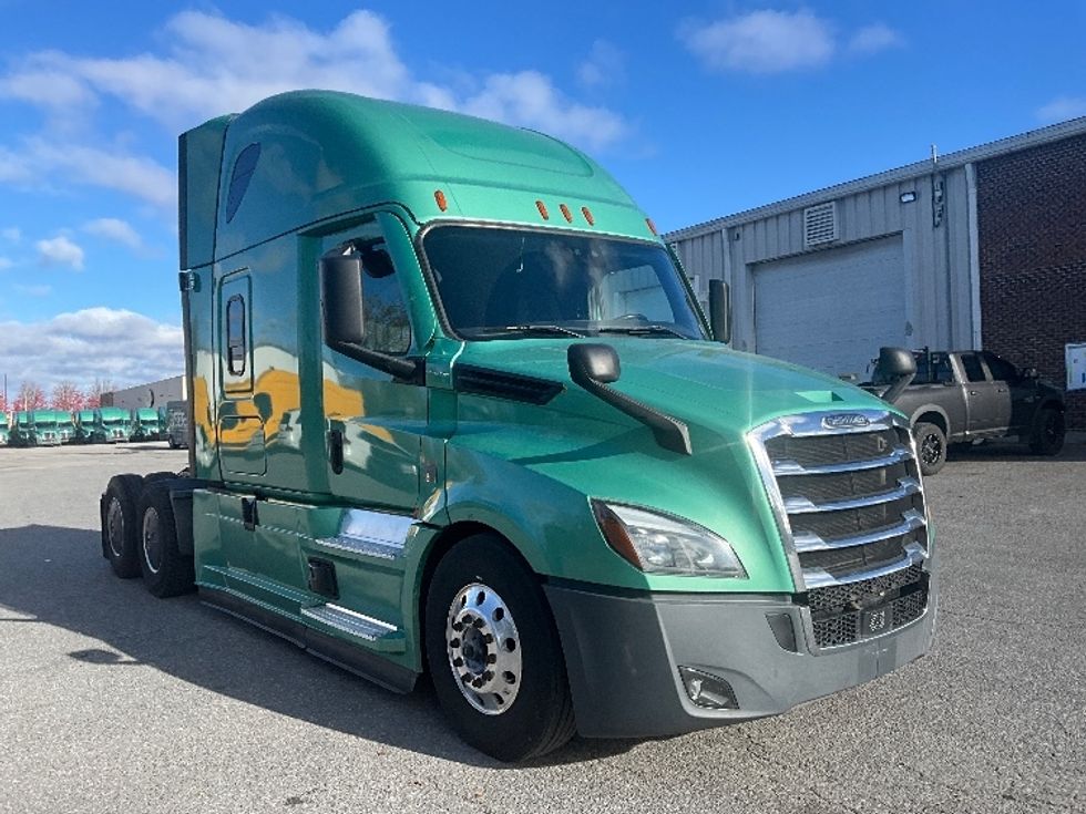 Sleeper Tractor-Heavy Duty Tractors-Freightliner-2023-T12664ST-Ottawa-ON-1,364,350\n\t\tkm-$ 66,500 - Image 1