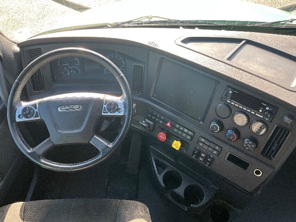 Sleeper Tractor-Heavy Duty Tractors-Freightliner-2023-T12664ST-Ottawa-ON-1,364,350\n\t\tkm-$ 66,500 - Image 11