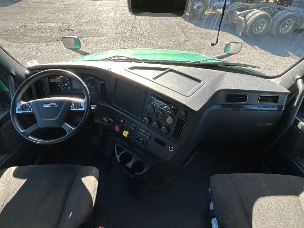 Sleeper Tractor-Heavy Duty Tractors-Freightliner-2023-T12664ST-Ottawa-ON-1,364,350\n\t\tkm-$ 66,500 - Image 12