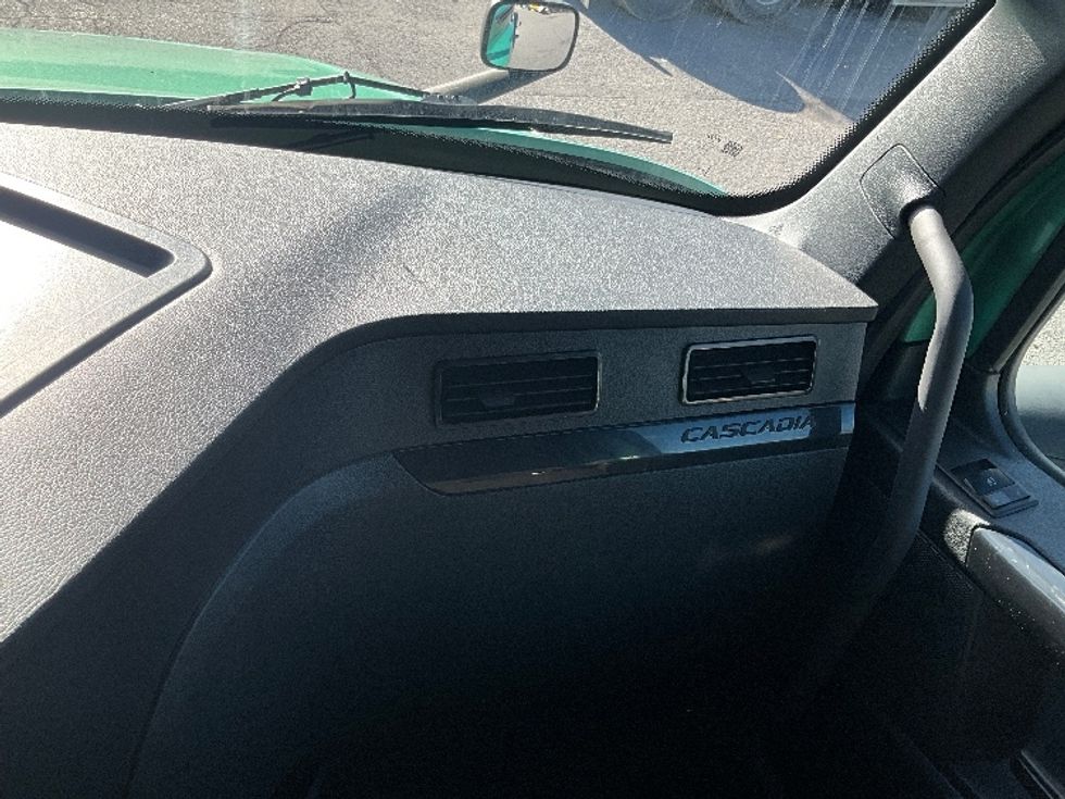Sleeper Tractor-Heavy Duty Tractors-Freightliner-2023-T12664ST-Ottawa-ON-1,364,350\n\t\tkm-$ 66,500 - Image 14