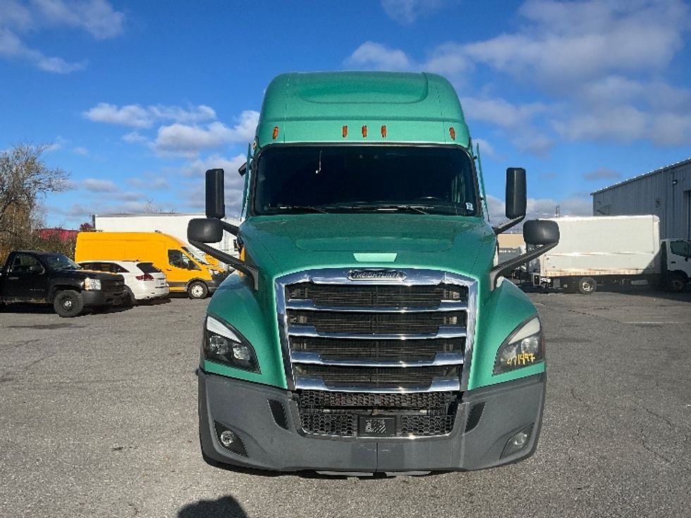 Sleeper Tractor-Heavy Duty Tractors-Freightliner-2023-T12664ST-Ottawa-ON-1,364,350\n\t\tkm-$ 66,500 - Image 2