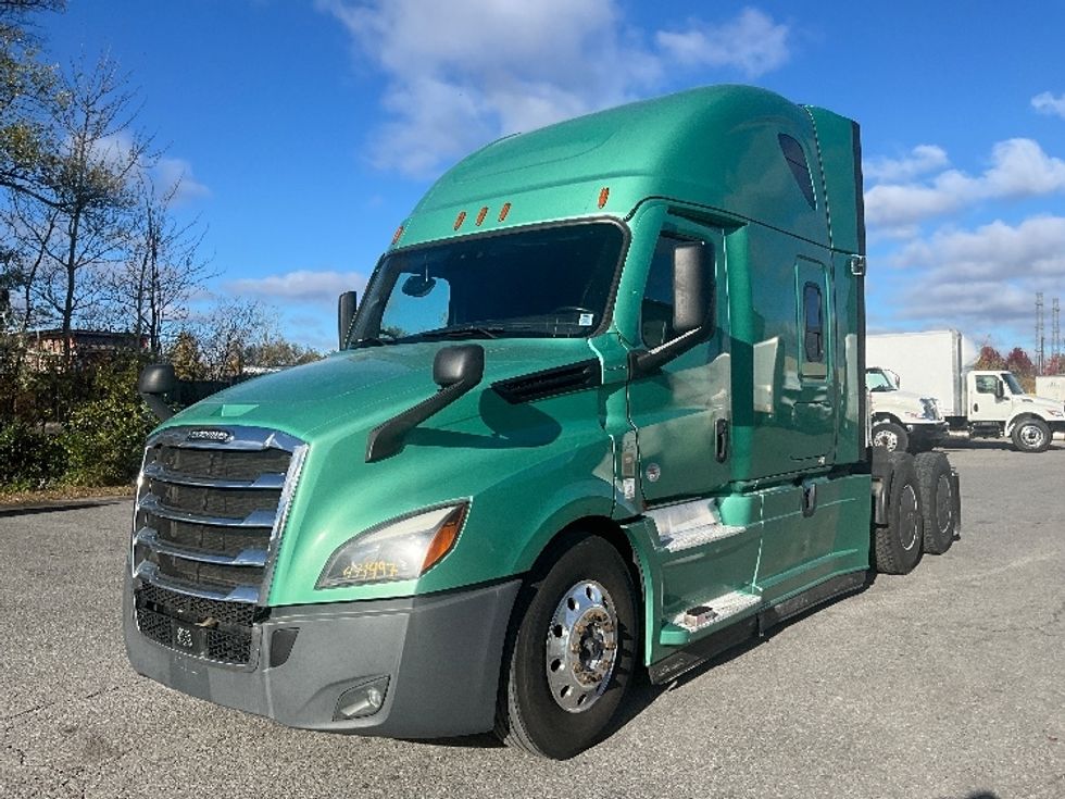 Sleeper Tractor-Heavy Duty Tractors-Freightliner-2023-T12664ST-Ottawa-ON-1,364,350\n\t\tkm-$ 66,500 - Image 3