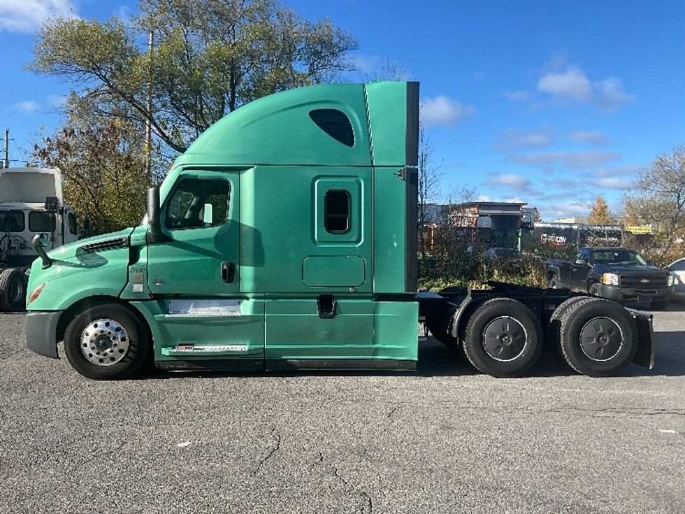 Sleeper Tractor-Heavy Duty Tractors-Freightliner-2023-T12664ST-Ottawa-ON-1,364,350\n\t\tkm-$ 66,500 - Image 4