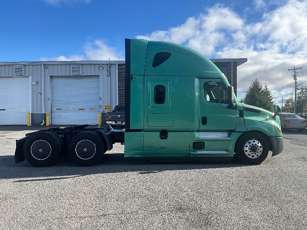 Sleeper Tractor-Heavy Duty Tractors-Freightliner-2023-T12664ST-Ottawa-ON-1,364,350\n\t\tkm-$ 66,500 - Image 8