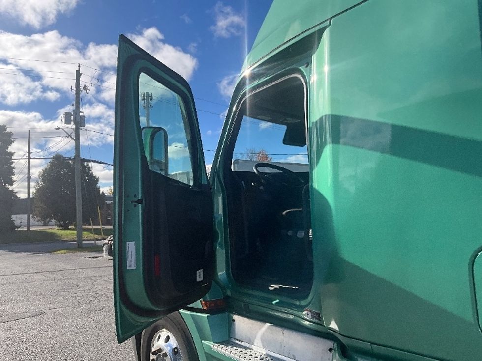 Sleeper Tractor-Heavy Duty Tractors-Freightliner-2023-T12664ST-Ottawa-ON-1,364,350\n\t\tkm-$ 66,500 - Image 9