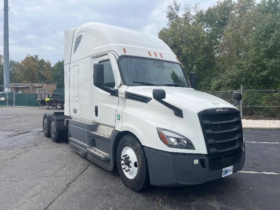 Sleeper Tractor-Heavy Duty Tractors-Freightliner-2023-T12664ST-Parsippany-NJ-812,124\n\t\tmiles-$ 52,000 - Image 1