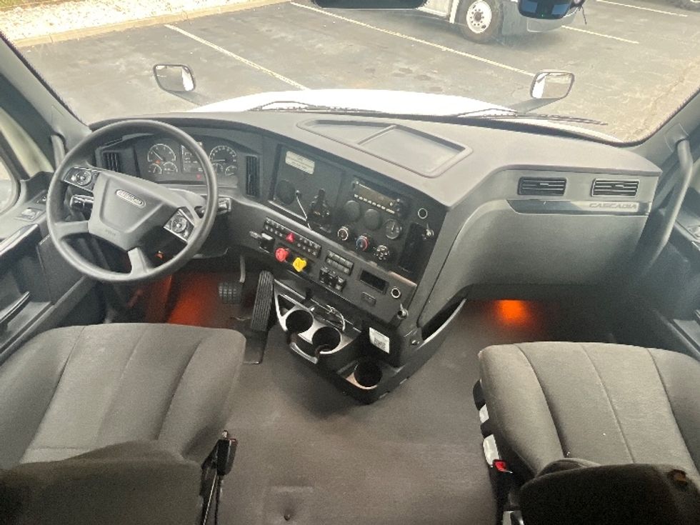 Sleeper Tractor-Heavy Duty Tractors-Freightliner-2023-T12664ST-Parsippany-NJ-812,124\n\t\tmiles-$ 52,000 - Image 12