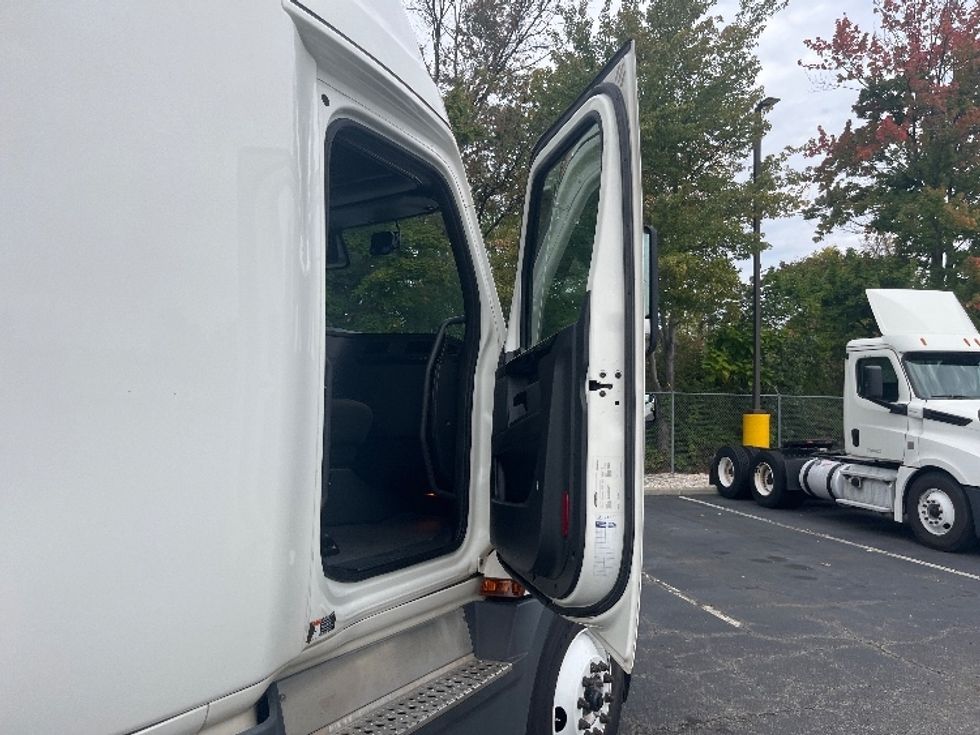 Sleeper Tractor-Heavy Duty Tractors-Freightliner-2023-T12664ST-Parsippany-NJ-812,124\n\t\tmiles-$ 52,000 - Image 13