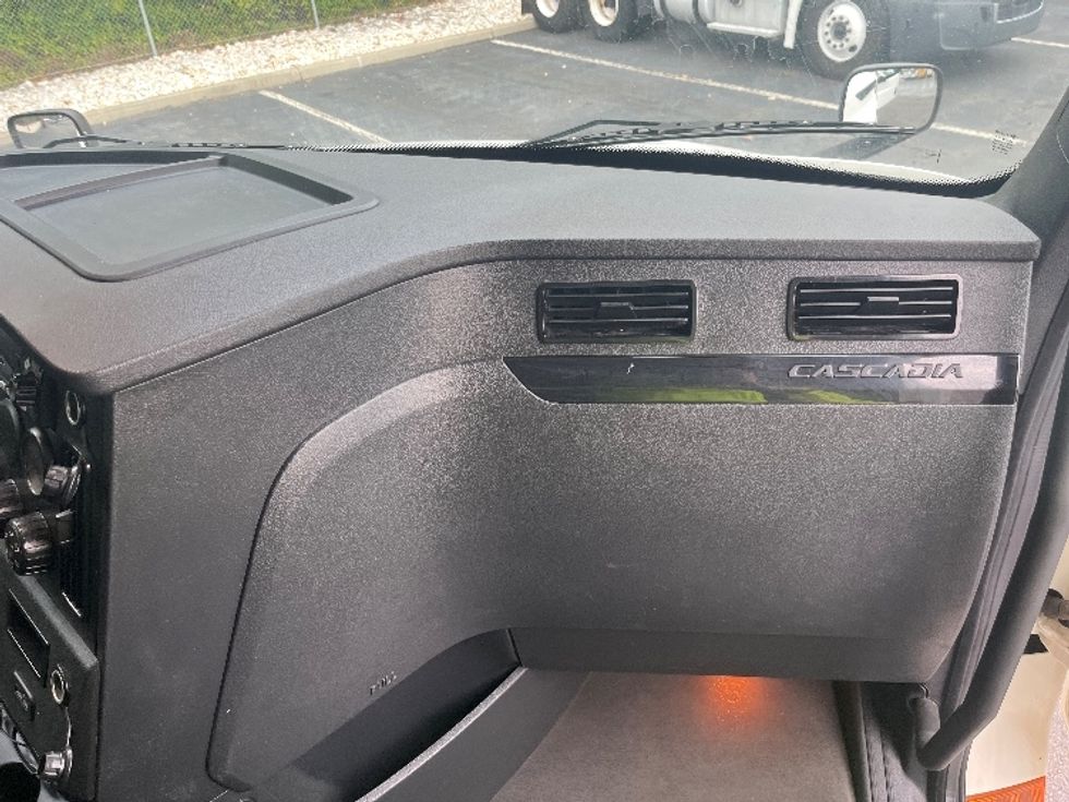 Sleeper Tractor-Heavy Duty Tractors-Freightliner-2023-T12664ST-Parsippany-NJ-812,124\n\t\tmiles-$ 52,000 - Image 14