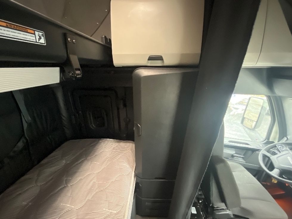 Sleeper Tractor-Heavy Duty Tractors-Freightliner-2023-T12664ST-Parsippany-NJ-812,124\n\t\tmiles-$ 52,000 - Image 18