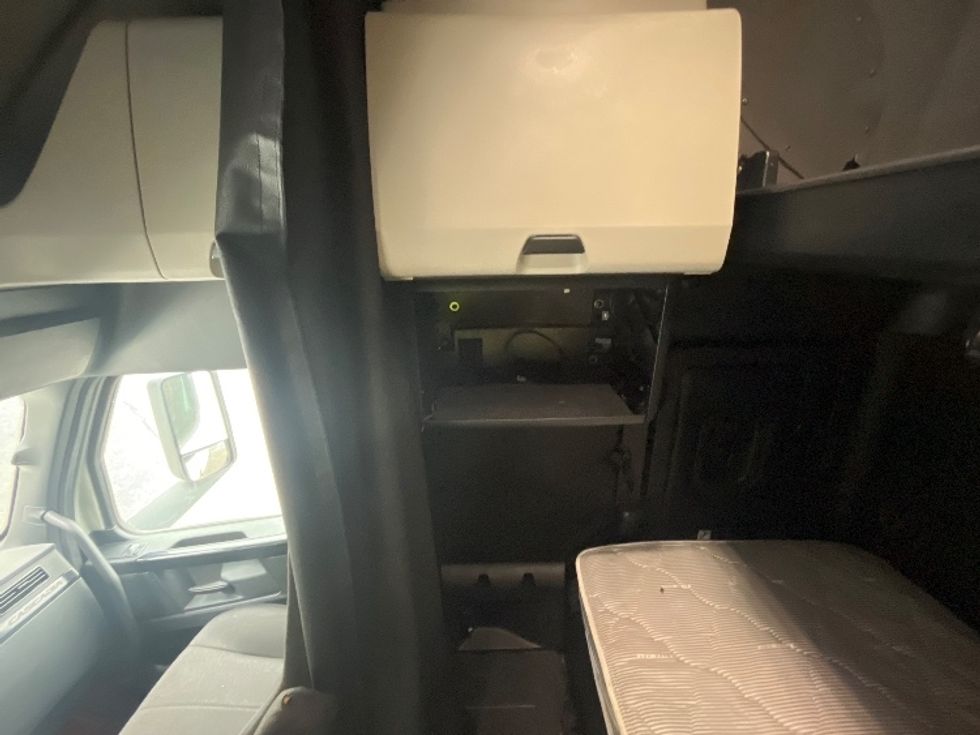 Sleeper Tractor-Heavy Duty Tractors-Freightliner-2023-T12664ST-Parsippany-NJ-812,124\n\t\tmiles-$ 52,000 - Image 19
