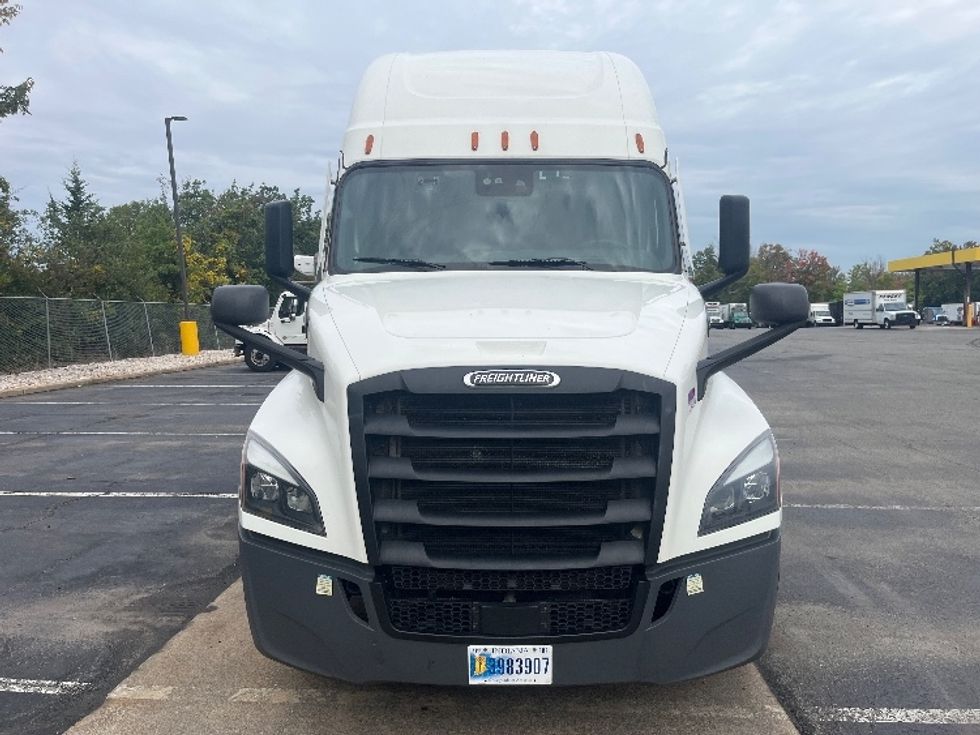 Sleeper Tractor-Heavy Duty Tractors-Freightliner-2023-T12664ST-Parsippany-NJ-812,124\n\t\tmiles-$ 52,000 - Image 2
