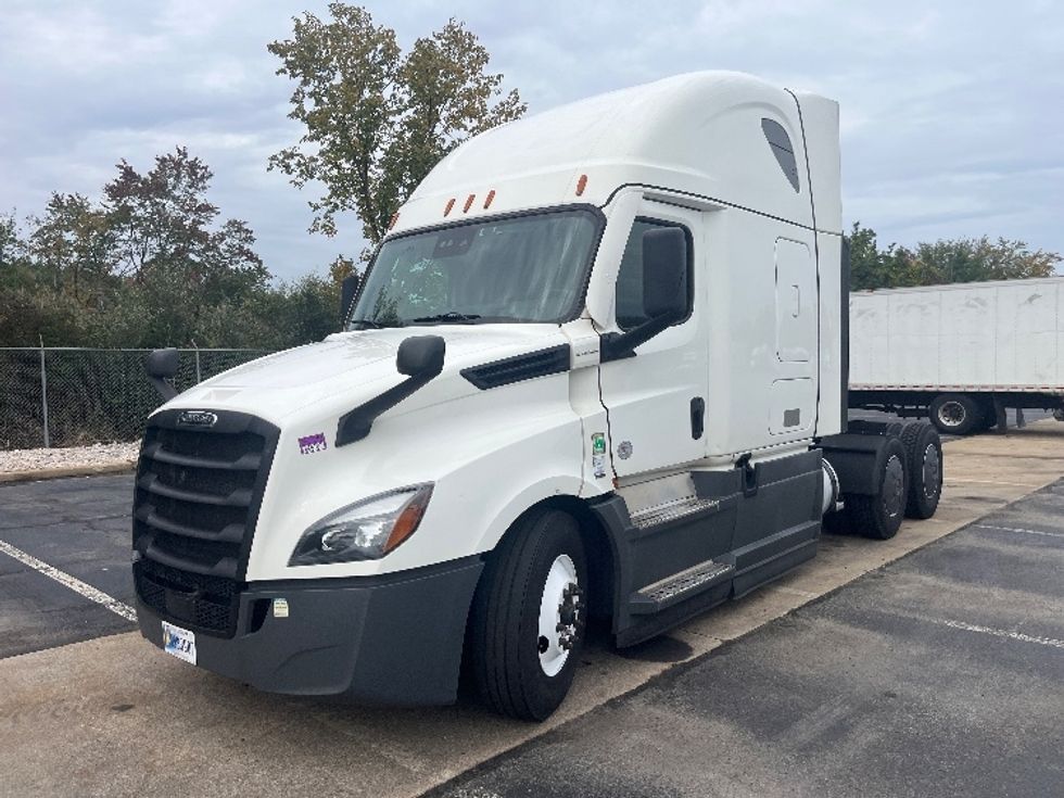Sleeper Tractor-Heavy Duty Tractors-Freightliner-2023-T12664ST-Parsippany-NJ-812,124\n\t\tmiles-$ 52,000 - Image 3