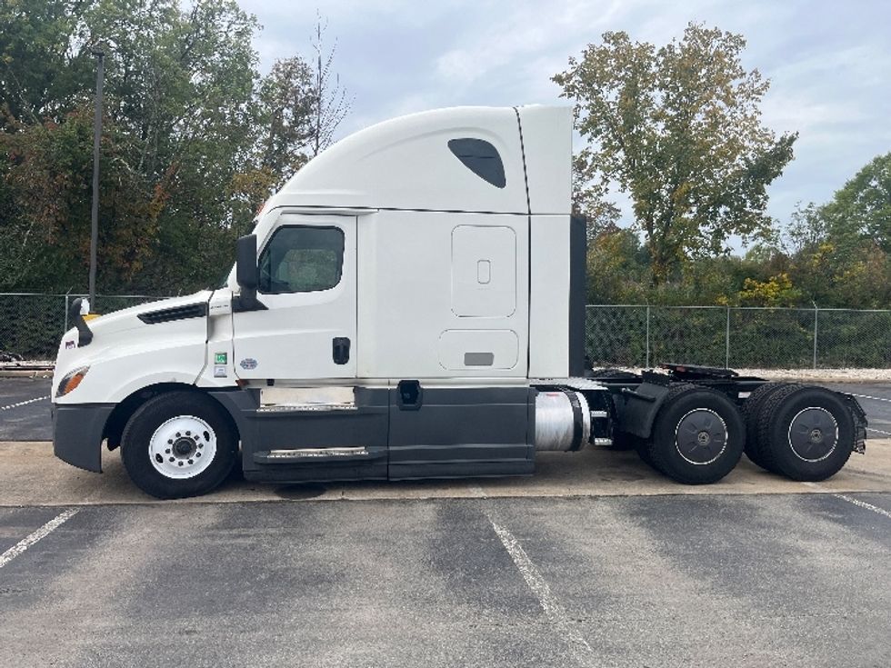 Sleeper Tractor-Heavy Duty Tractors-Freightliner-2023-T12664ST-Parsippany-NJ-812,124\n\t\tmiles-$ 52,000 - Image 4