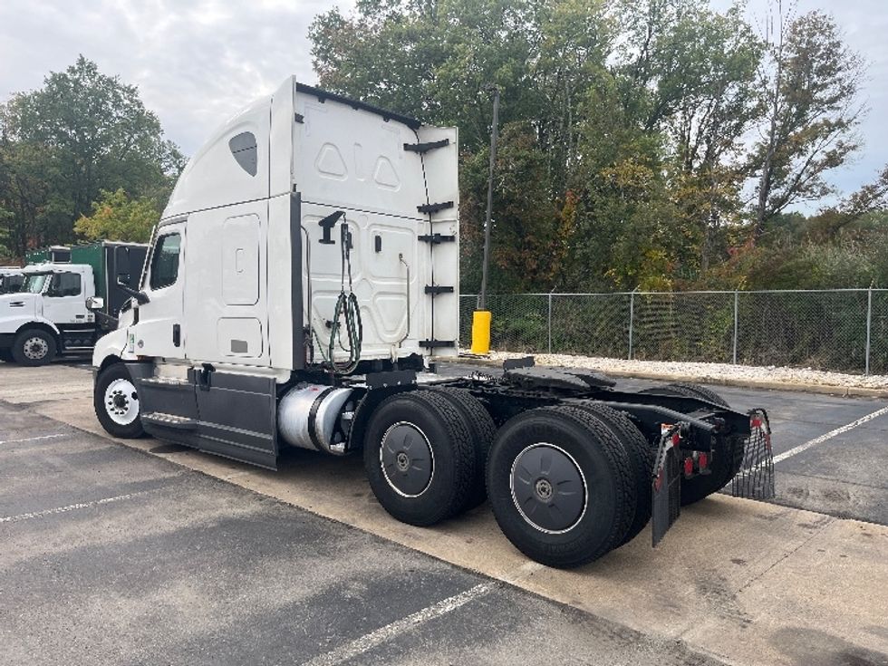 Sleeper Tractor-Heavy Duty Tractors-Freightliner-2023-T12664ST-Parsippany-NJ-812,124\n\t\tmiles-$ 52,000 - Image 5