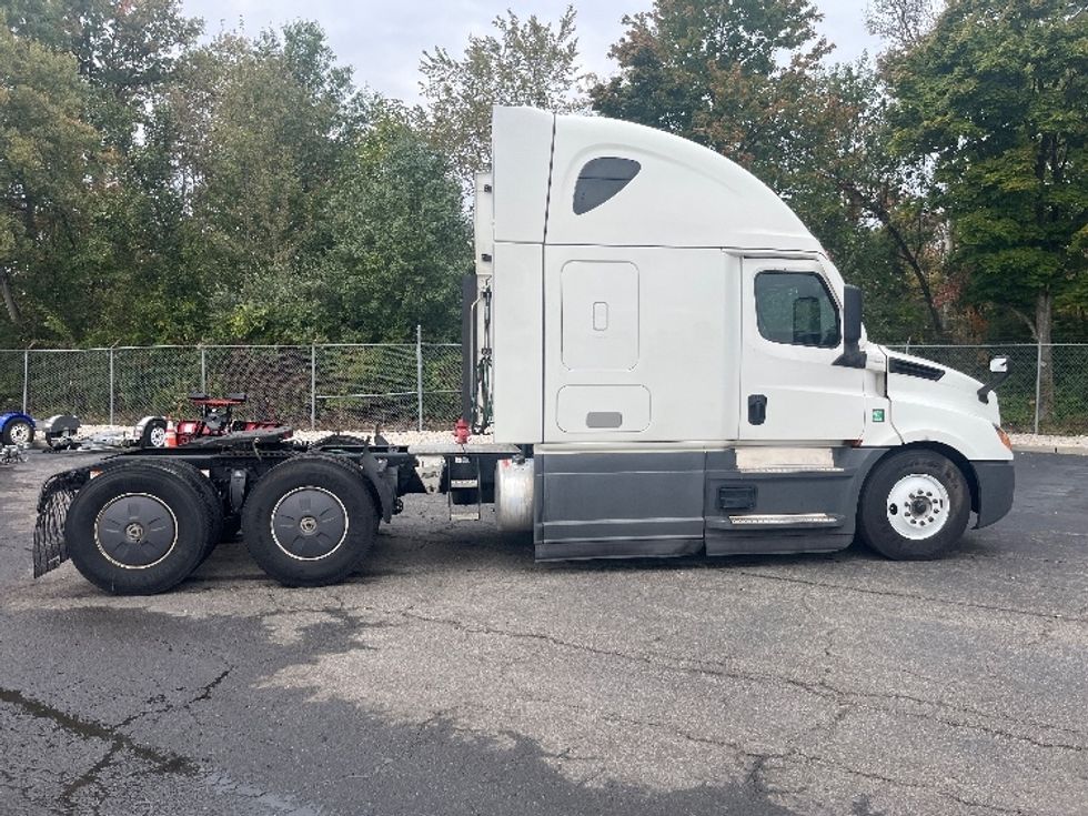 Sleeper Tractor-Heavy Duty Tractors-Freightliner-2023-T12664ST-Parsippany-NJ-812,124\n\t\tmiles-$ 52,000 - Image 8
