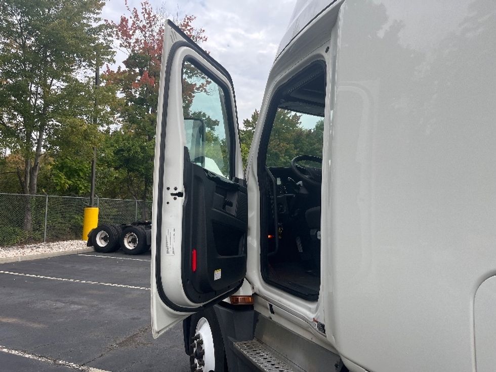 Sleeper Tractor-Heavy Duty Tractors-Freightliner-2023-T12664ST-Parsippany-NJ-812,124\n\t\tmiles-$ 52,000 - Image 9