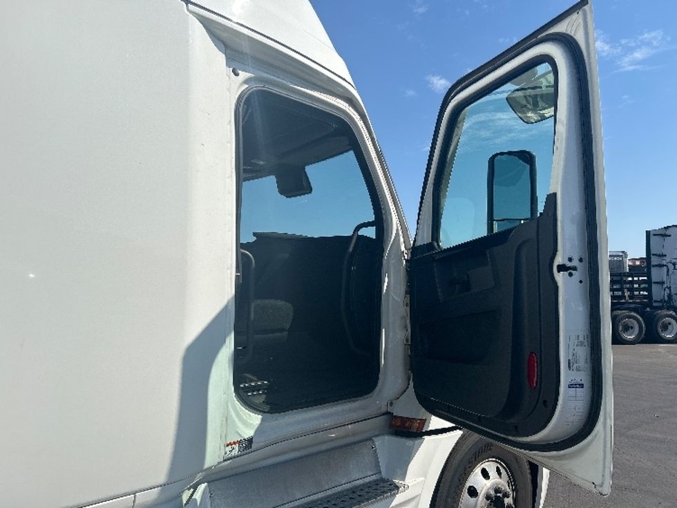 Sleeper Tractor-Heavy Duty Tractors-Freightliner-2023-T12664ST-Phoenix-AZ-374,829\n\t\tmiles-$ 101,000 - Image 13