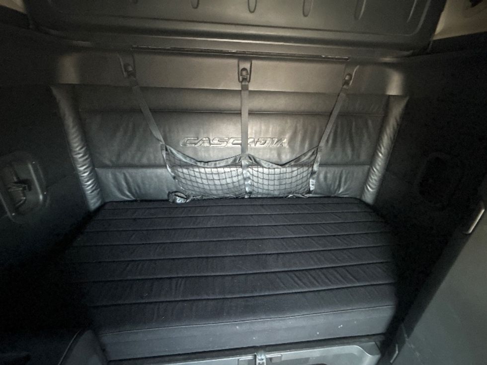 Sleeper Tractor-Heavy Duty Tractors-Freightliner-2023-T12664ST-Phoenix-AZ-374,829\n\t\tmiles-$ 101,000 - Image 17
