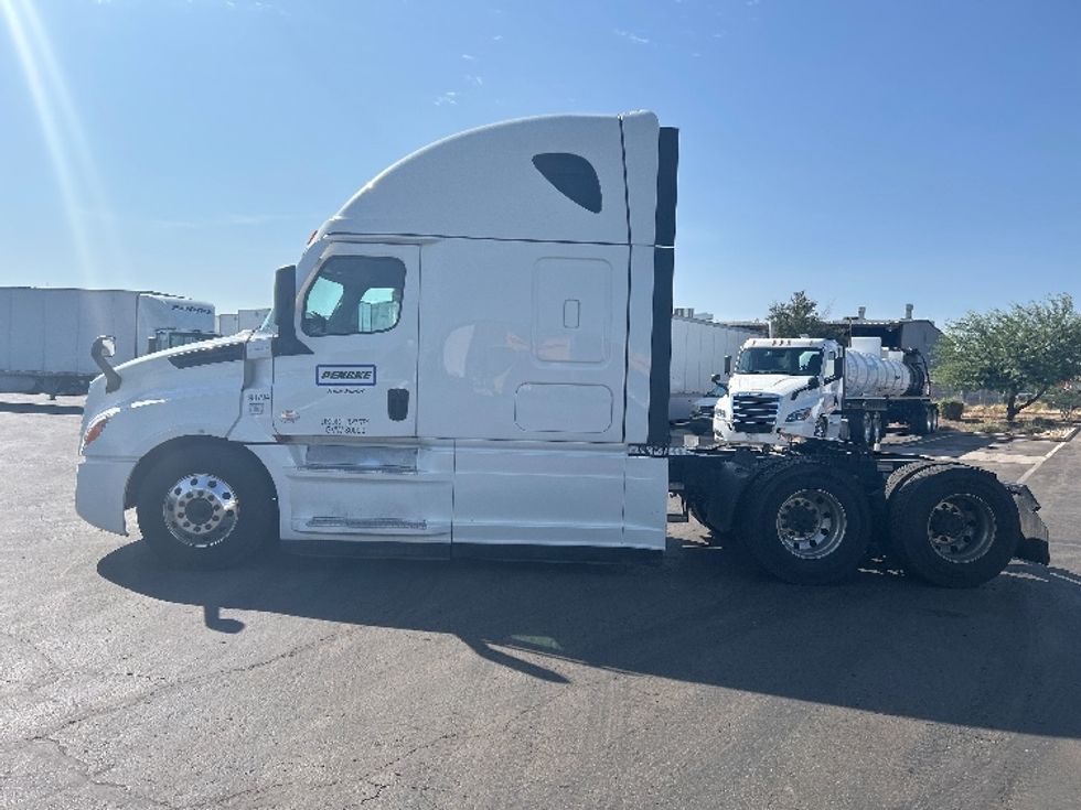Sleeper Tractor-Heavy Duty Tractors-Freightliner-2023-T12664ST-Phoenix-AZ-374,829\n\t\tmiles-$ 101,000 - Image 4