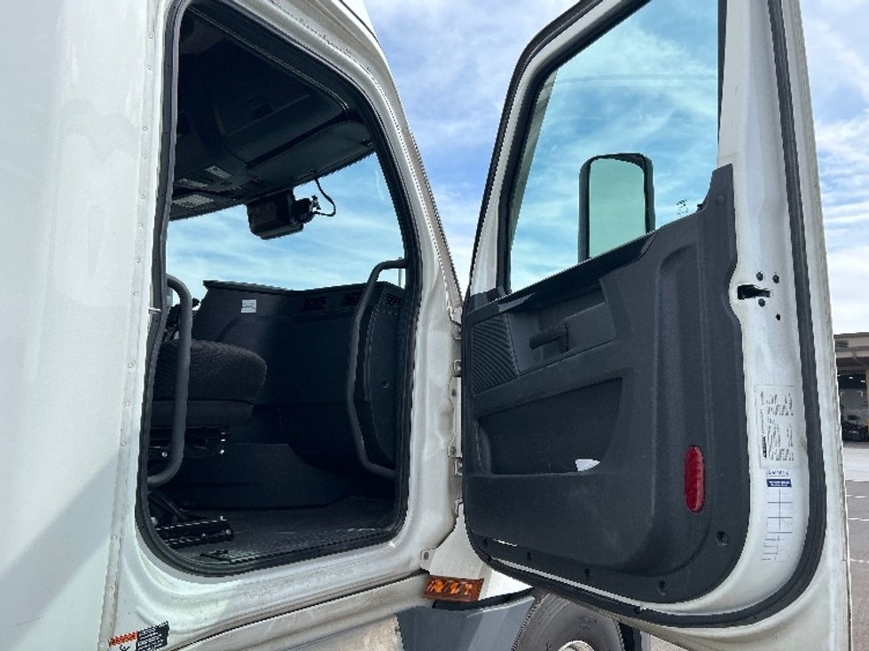 Sleeper Tractor-Heavy Duty Tractors-Freightliner-2023-T12664ST-Phoenix-AZ-585,145\n\t\tmiles-$ 70,000 - Image 13