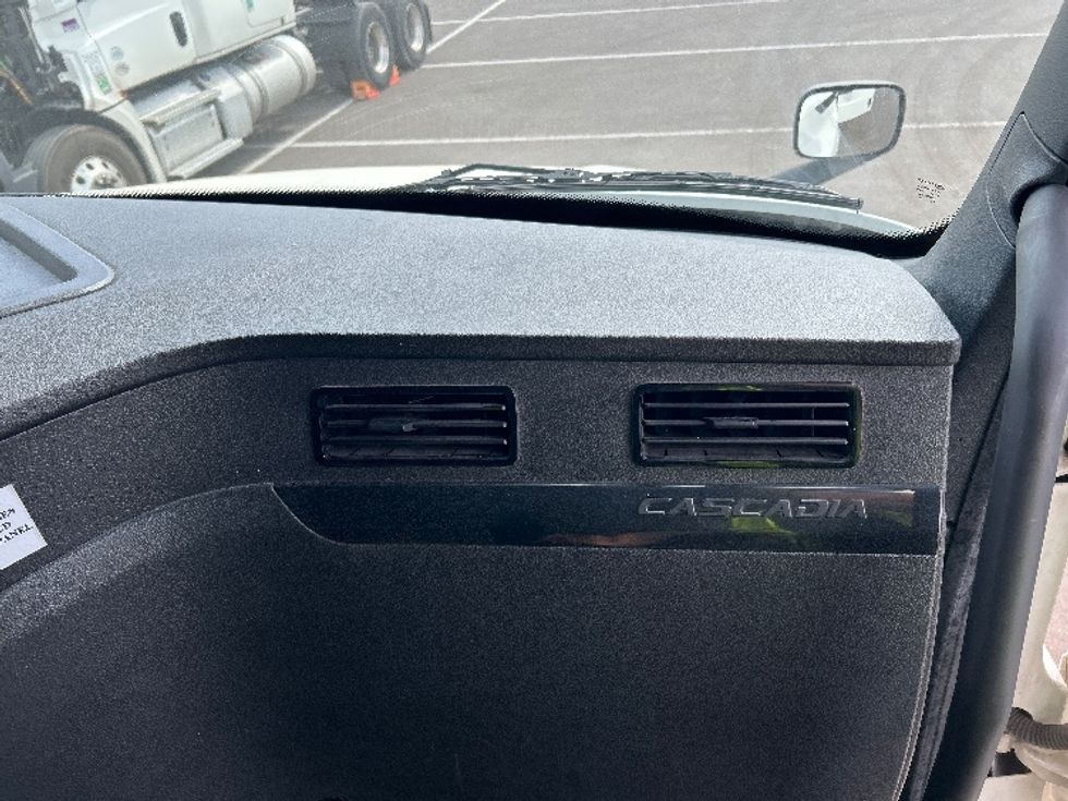 Sleeper Tractor-Heavy Duty Tractors-Freightliner-2023-T12664ST-Phoenix-AZ-585,145\n\t\tmiles-$ 70,000 - Image 14