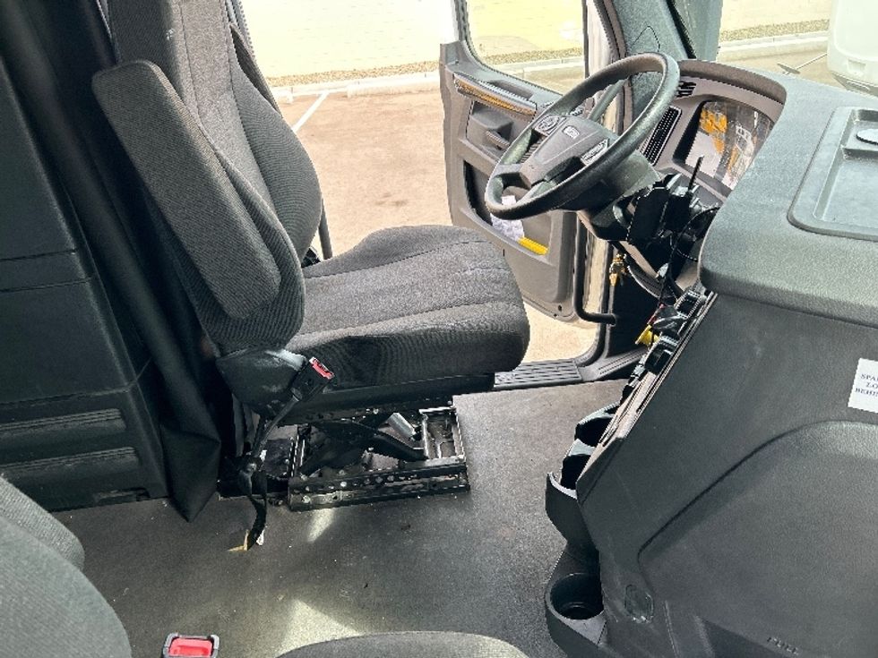 Sleeper Tractor-Heavy Duty Tractors-Freightliner-2023-T12664ST-Phoenix-AZ-585,145\n\t\tmiles-$ 70,000 - Image 15