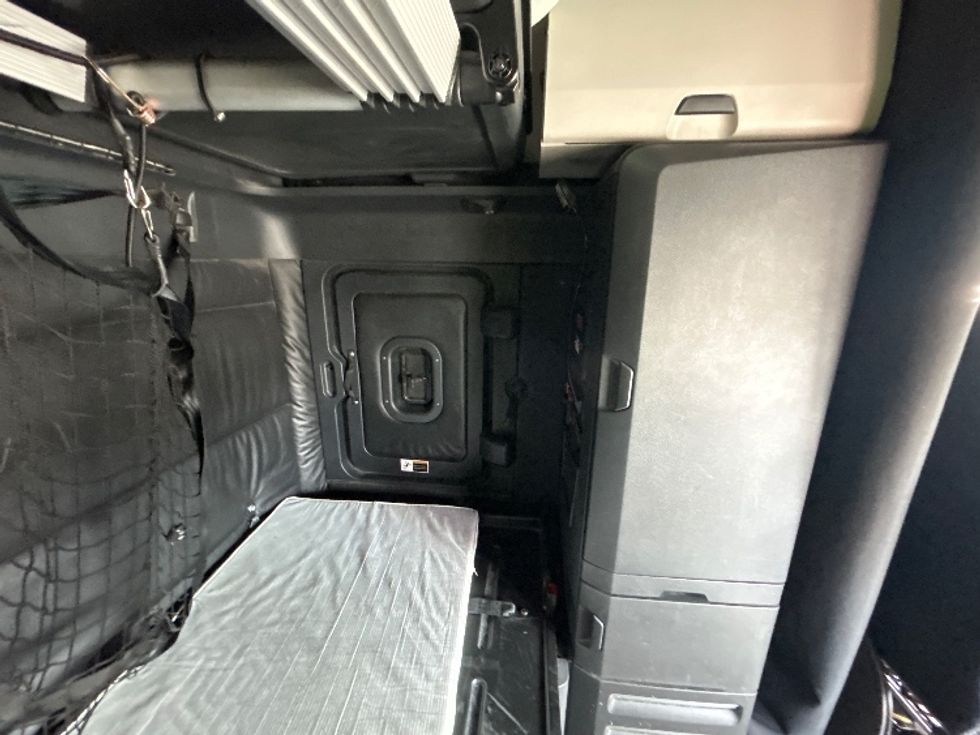 Sleeper Tractor-Heavy Duty Tractors-Freightliner-2023-T12664ST-Phoenix-AZ-585,145\n\t\tmiles-$ 70,000 - Image 18