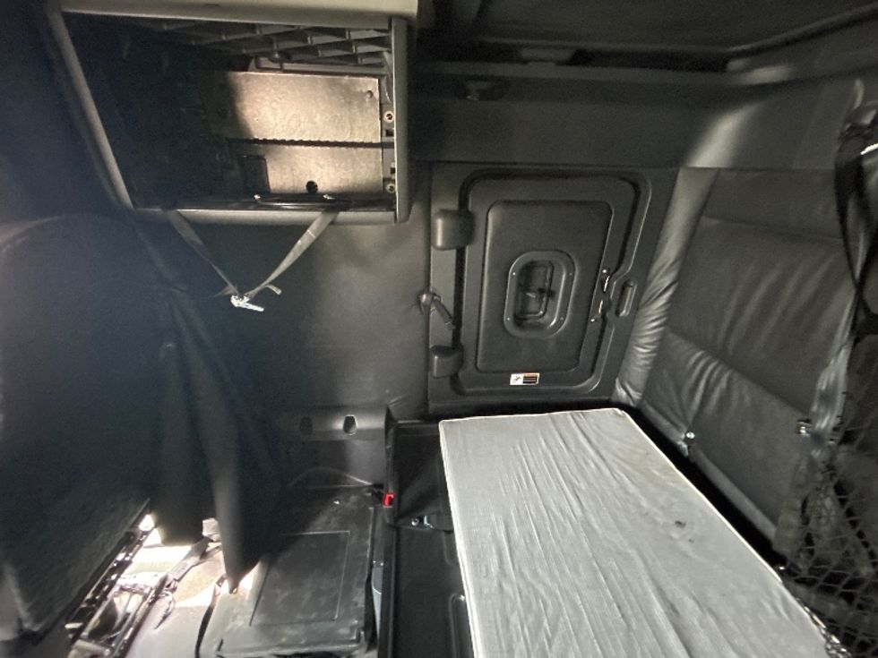 Sleeper Tractor-Heavy Duty Tractors-Freightliner-2023-T12664ST-Phoenix-AZ-585,145\n\t\tmiles-$ 70,000 - Image 19