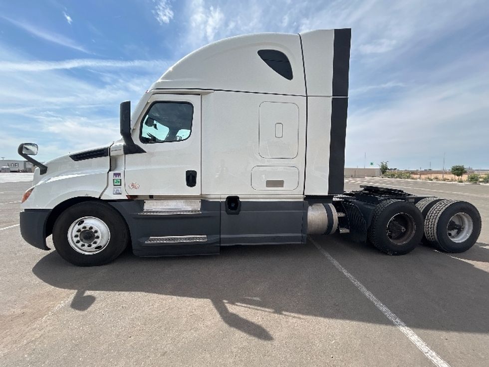 Sleeper Tractor-Heavy Duty Tractors-Freightliner-2023-T12664ST-Phoenix-AZ-585,145\n\t\tmiles-$ 70,000 - Image 4