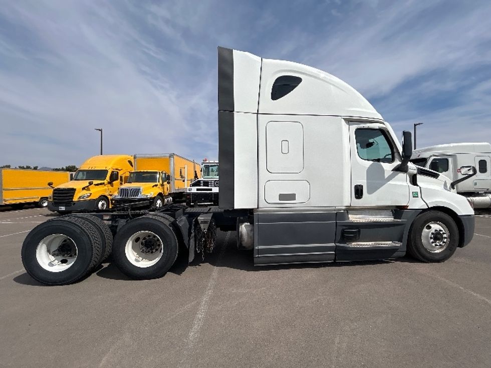 Sleeper Tractor-Heavy Duty Tractors-Freightliner-2023-T12664ST-Phoenix-AZ-585,145\n\t\tmiles-$ 70,000 - Image 8