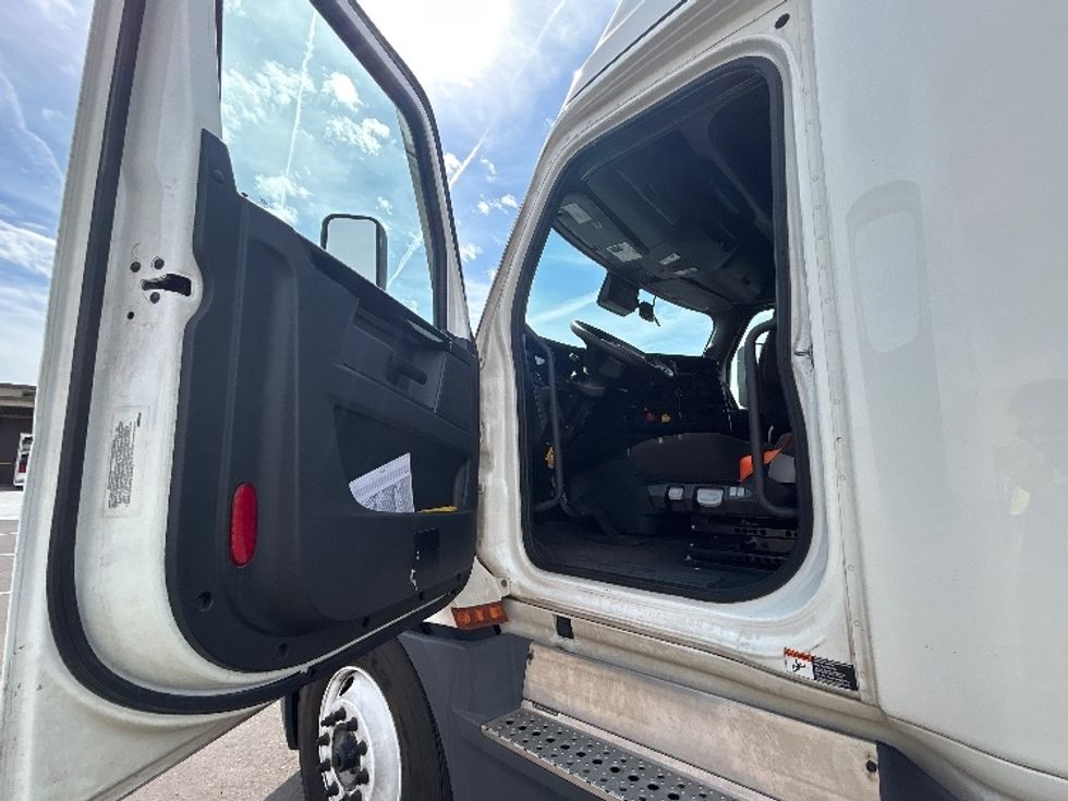 Sleeper Tractor-Heavy Duty Tractors-Freightliner-2023-T12664ST-Phoenix-AZ-585,145\n\t\tmiles-$ 70,000 - Image 9