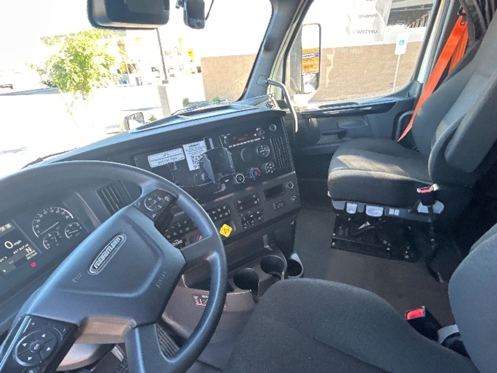 Sleeper Tractor-Heavy Duty Tractors-Freightliner-2023-T12664ST-Phoenix-AZ-647,490\n\t\tmiles-$ 62,250 - Image 10