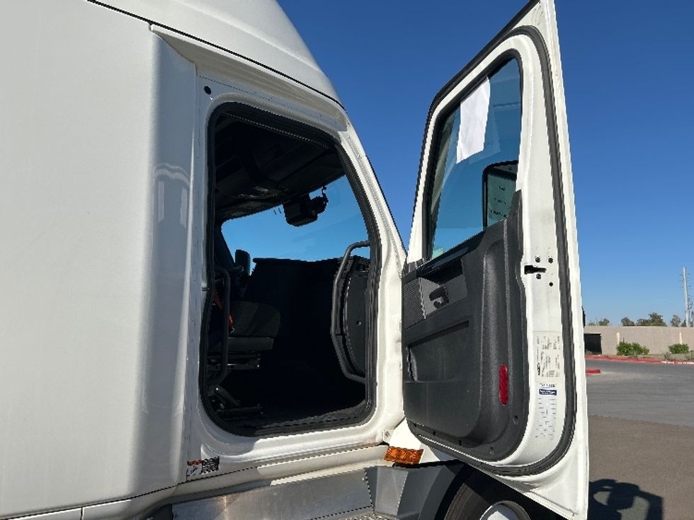 Sleeper Tractor-Heavy Duty Tractors-Freightliner-2023-T12664ST-Phoenix-AZ-647,490\n\t\tmiles-$ 62,250 - Image 13