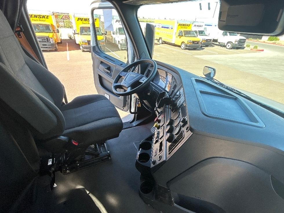 Sleeper Tractor-Heavy Duty Tractors-Freightliner-2023-T12664ST-Phoenix-AZ-647,490\n\t\tmiles-$ 62,250 - Image 15