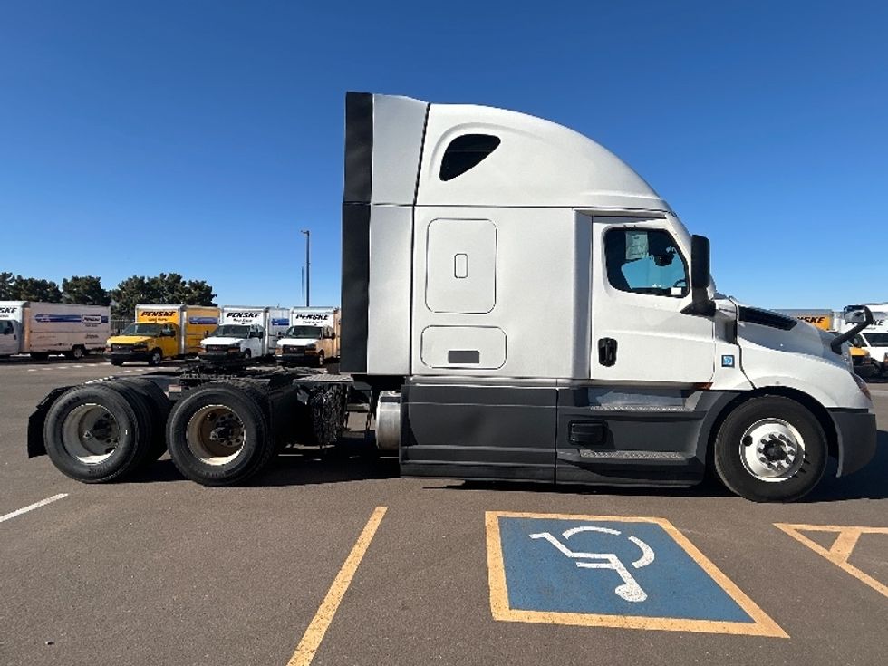 Sleeper Tractor-Heavy Duty Tractors-Freightliner-2023-T12664ST-Phoenix-AZ-647,490\n\t\tmiles-$ 62,250 - Image 8