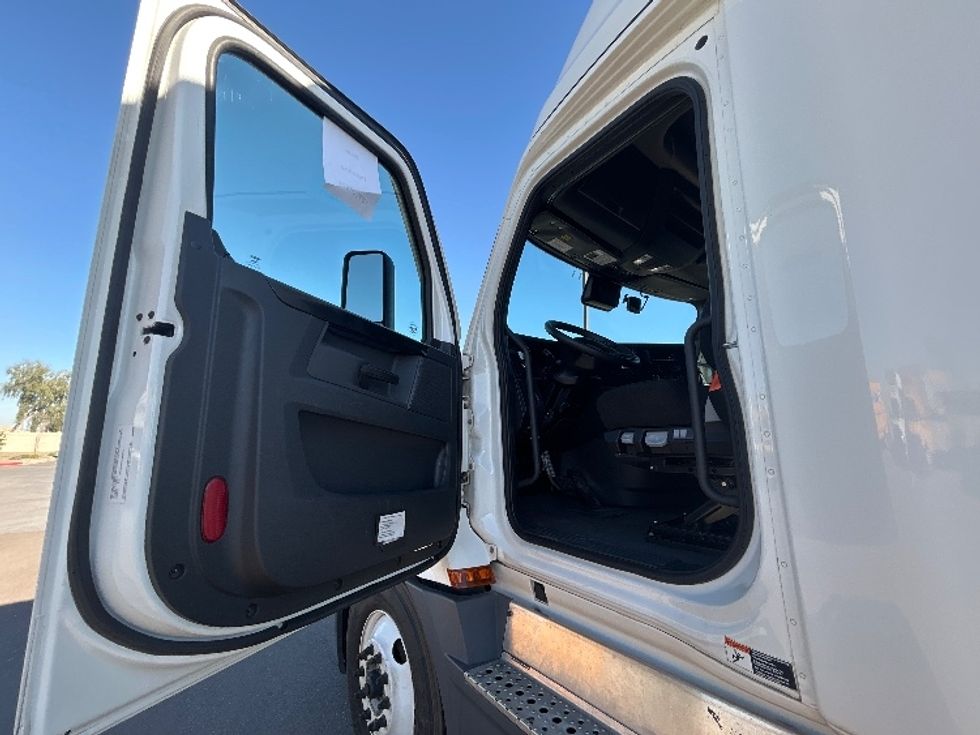 Sleeper Tractor-Heavy Duty Tractors-Freightliner-2023-T12664ST-Phoenix-AZ-647,490\n\t\tmiles-$ 62,250 - Image 9