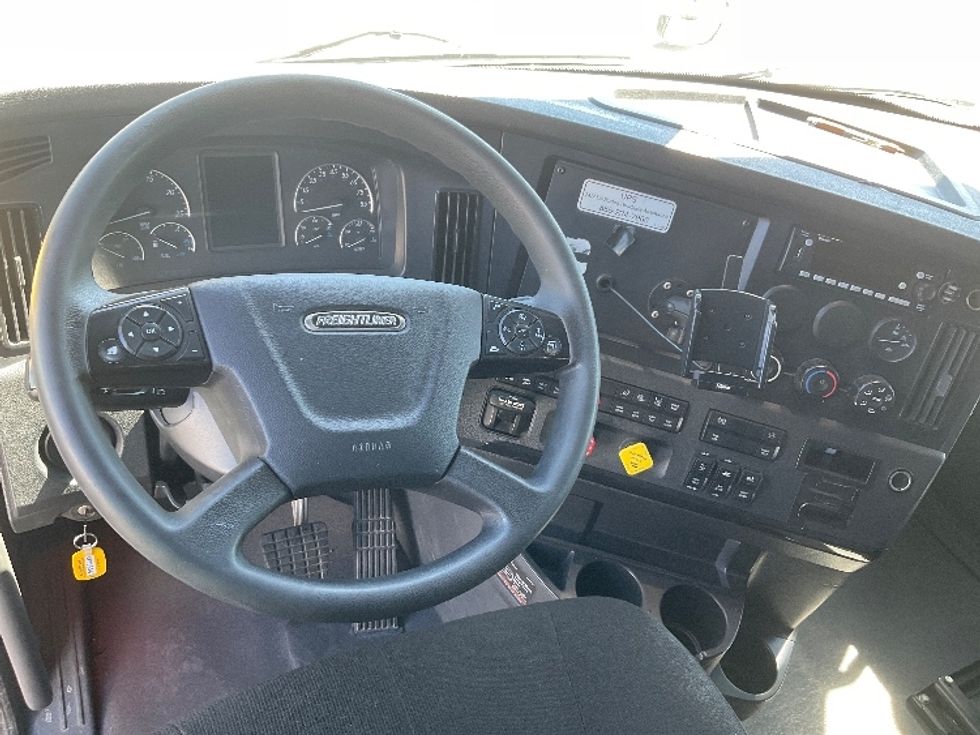 Sleeper Tractor-Heavy Duty Tractors-Freightliner-2023-T12664ST-Phoenix-AZ-658,219\n\t\tmiles-$ 61,000 - Image 10