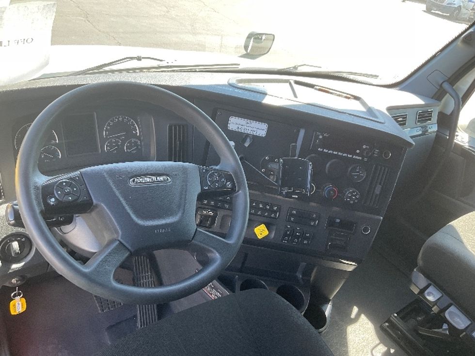 Sleeper Tractor-Heavy Duty Tractors-Freightliner-2023-T12664ST-Phoenix-AZ-658,219\n\t\tmiles-$ 61,000 - Image 11